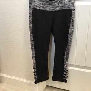 Ideology women athletic wear Capri leggings. SmallI